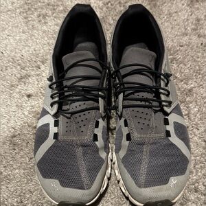 OnClouds Women’s size 8.5